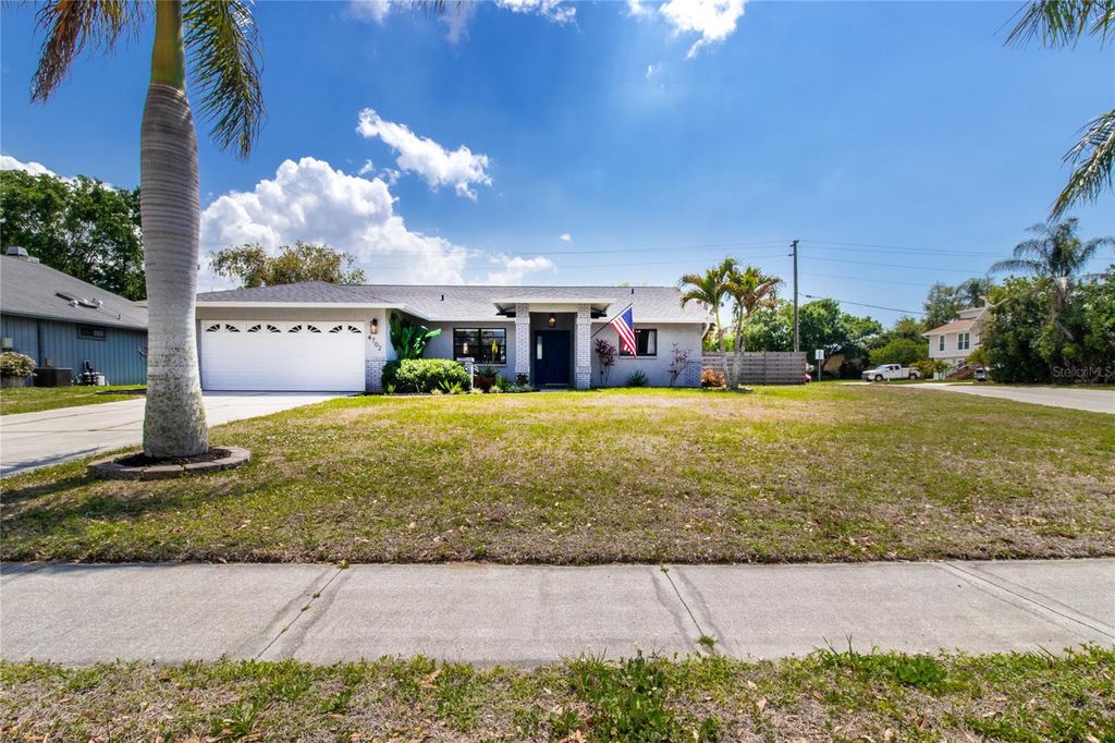 Photo of 4702 Glenbrooke Terrace, Sarasota, FL 34243 (MLS # A4687912)