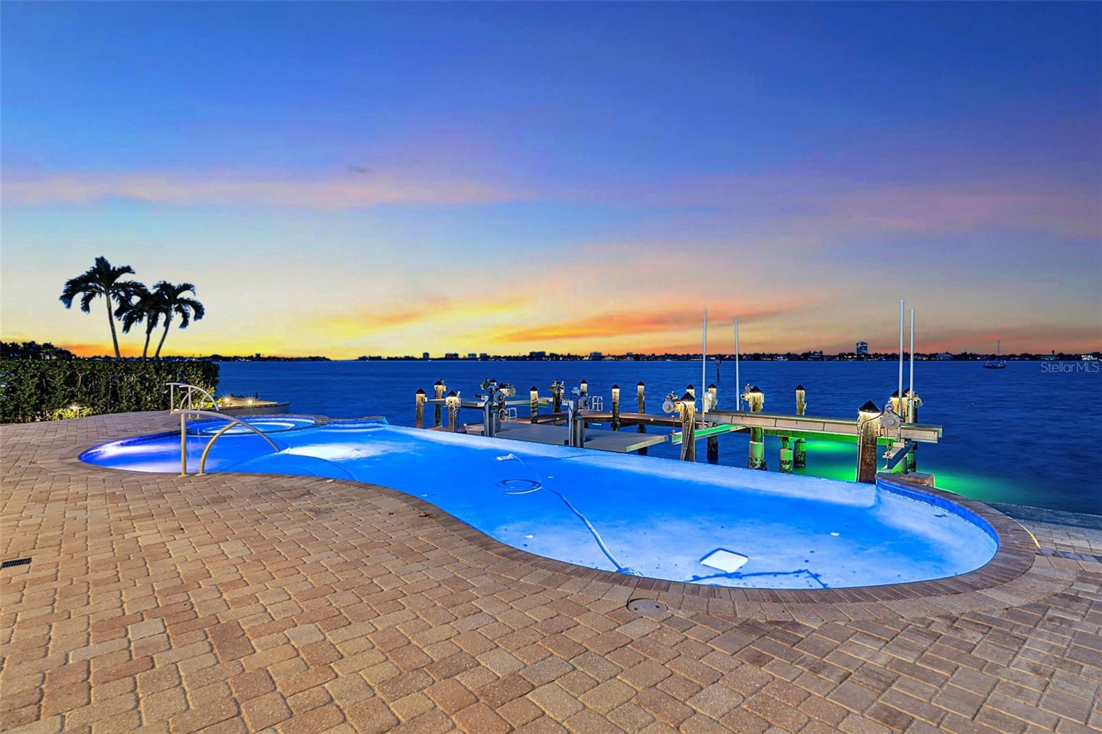 1372 HARBOR DRIVE