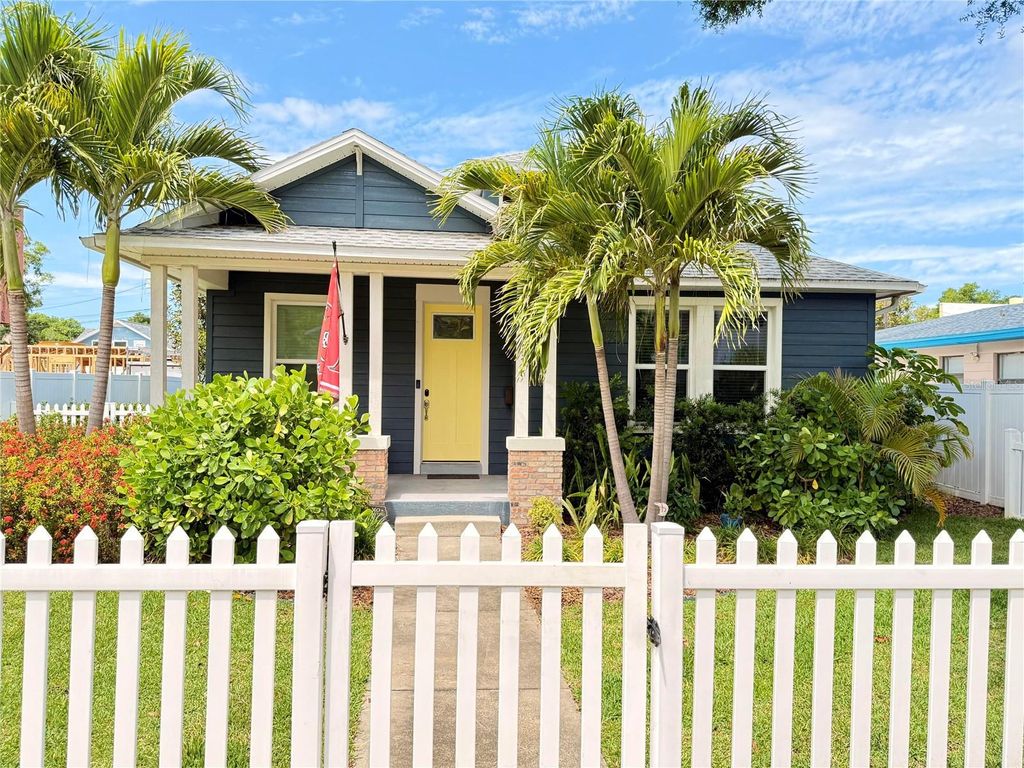 Photo of 1028 5th Street N, St Petersburg, FL 33701 (MLS # O6404517)