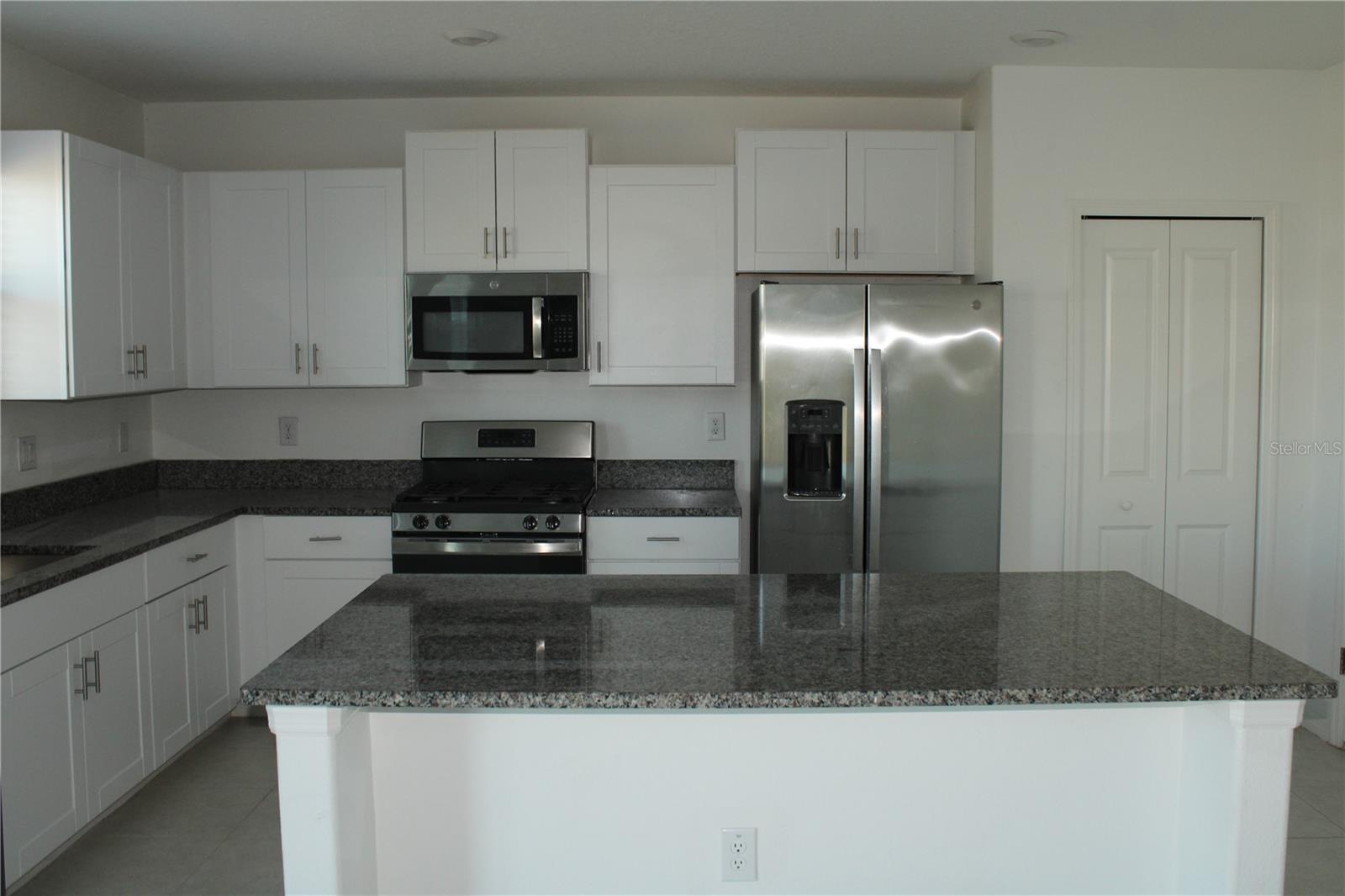 PRAVELA - Residential Lease