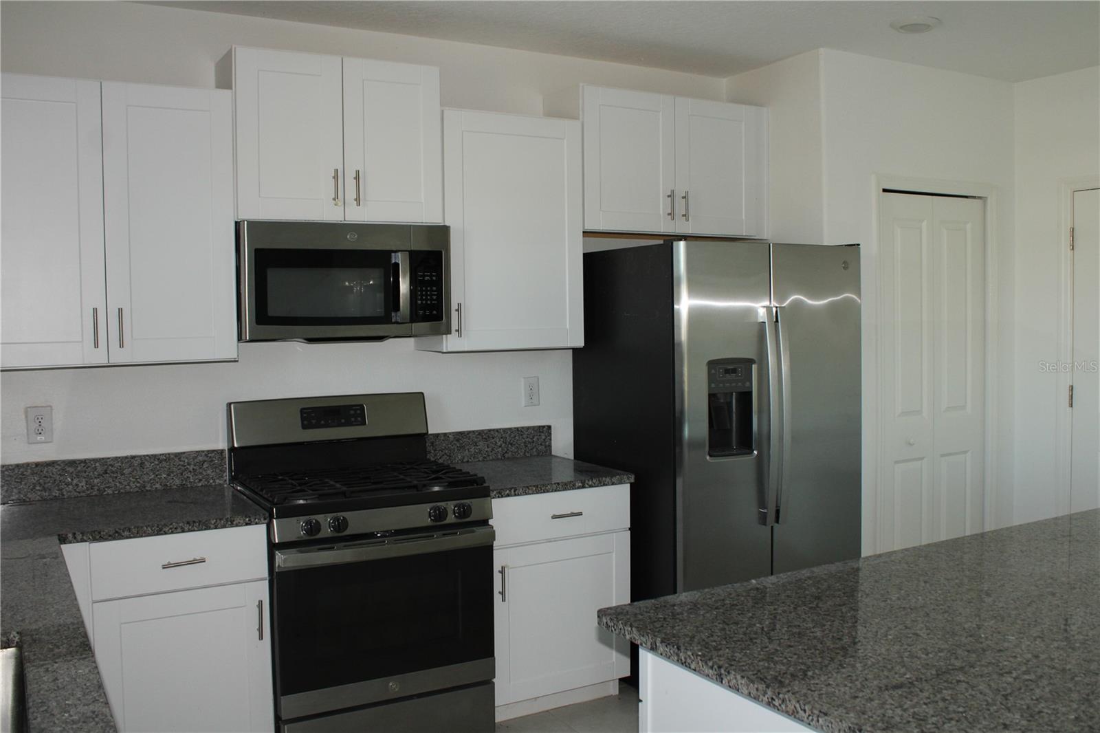 PRAVELA - Residential Lease