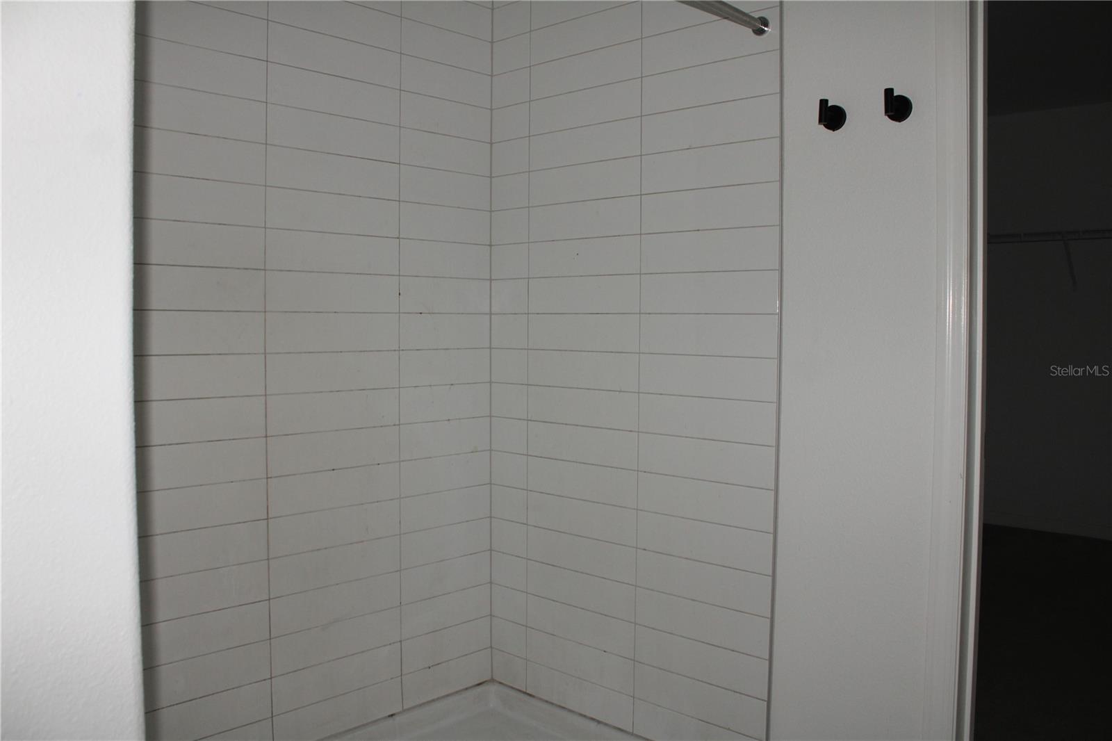 PRAVELA - Residential Lease