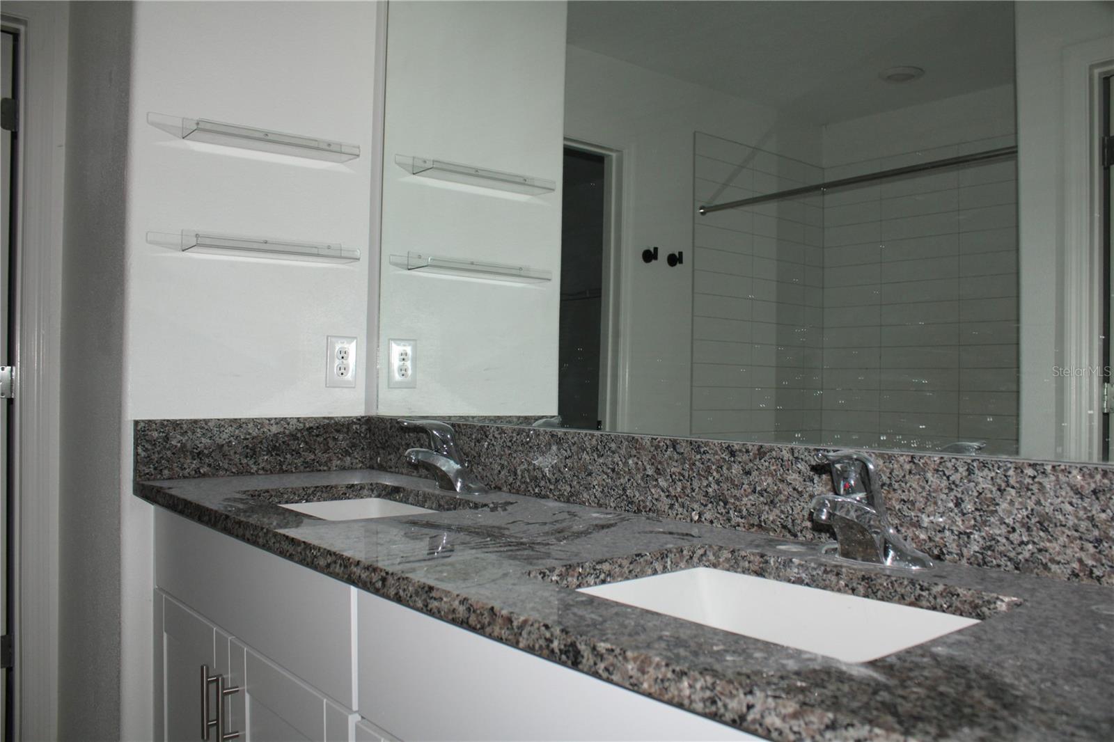 PRAVELA - Residential Lease