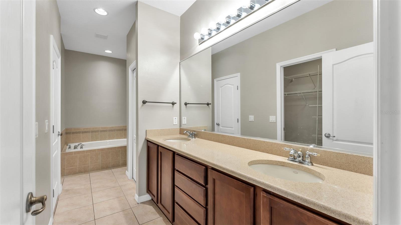 CHELSEA OAKS - Residential