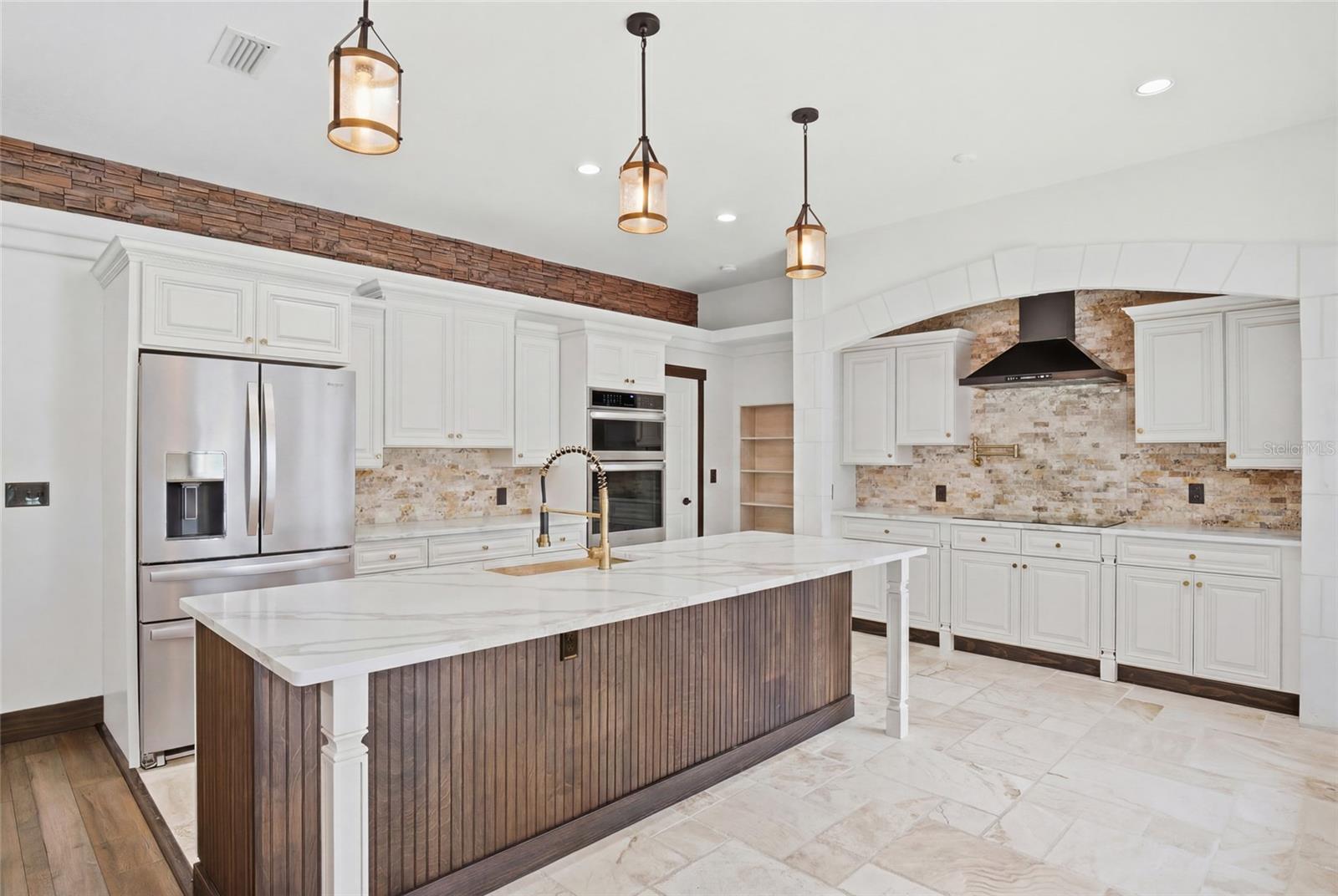 CRESCENT LAKE CLUB FIRST ADD - Residential