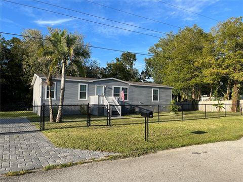 A home in EAST PALATKA