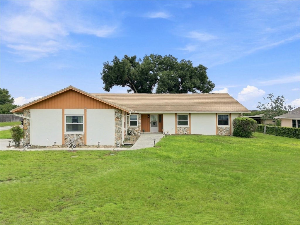 Photo of 12501 Apalachee Place, Thonotosassa, FL 33592 (MLS # TB8547063)