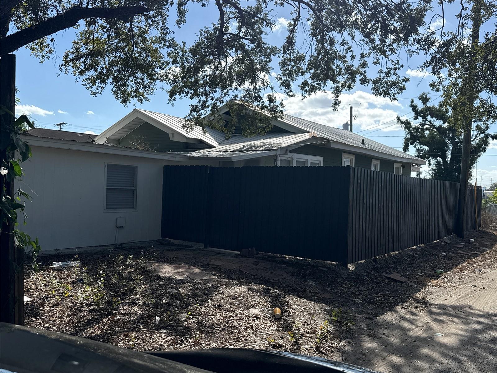 All Utilities included makes this a great price for this 2 bedroom 1 bath rear apartment. Call to get details.