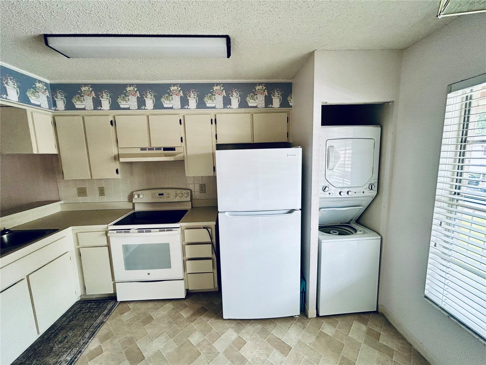 SUNNYBROOK CONDO 02 - Residential Lease