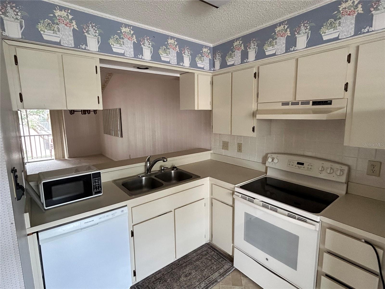 SUNNYBROOK CONDO 02 - Residential Lease