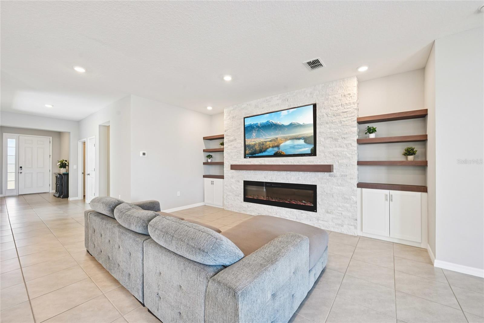 BELLA LAGO - Residential