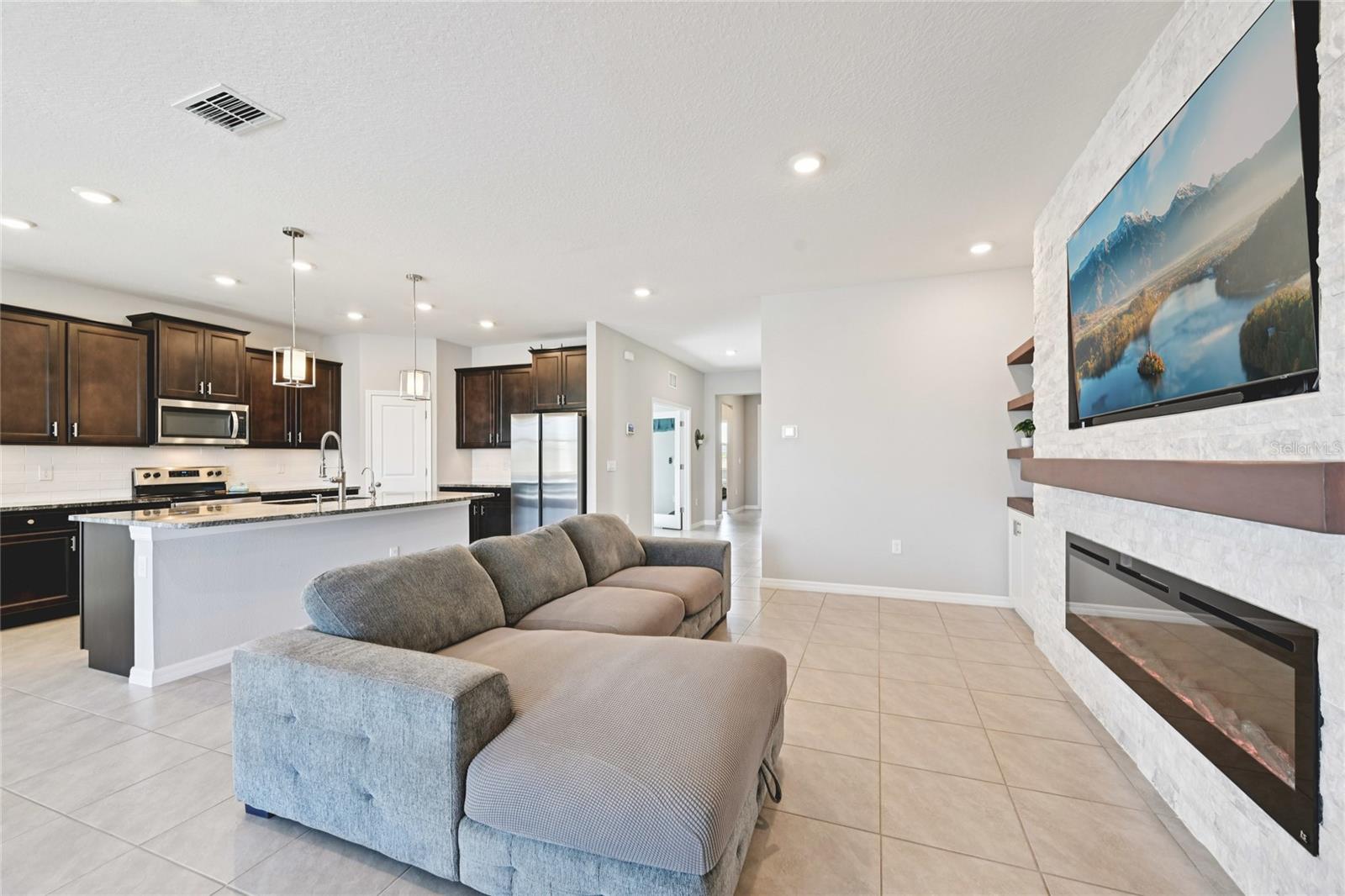 BELLA LAGO - Residential