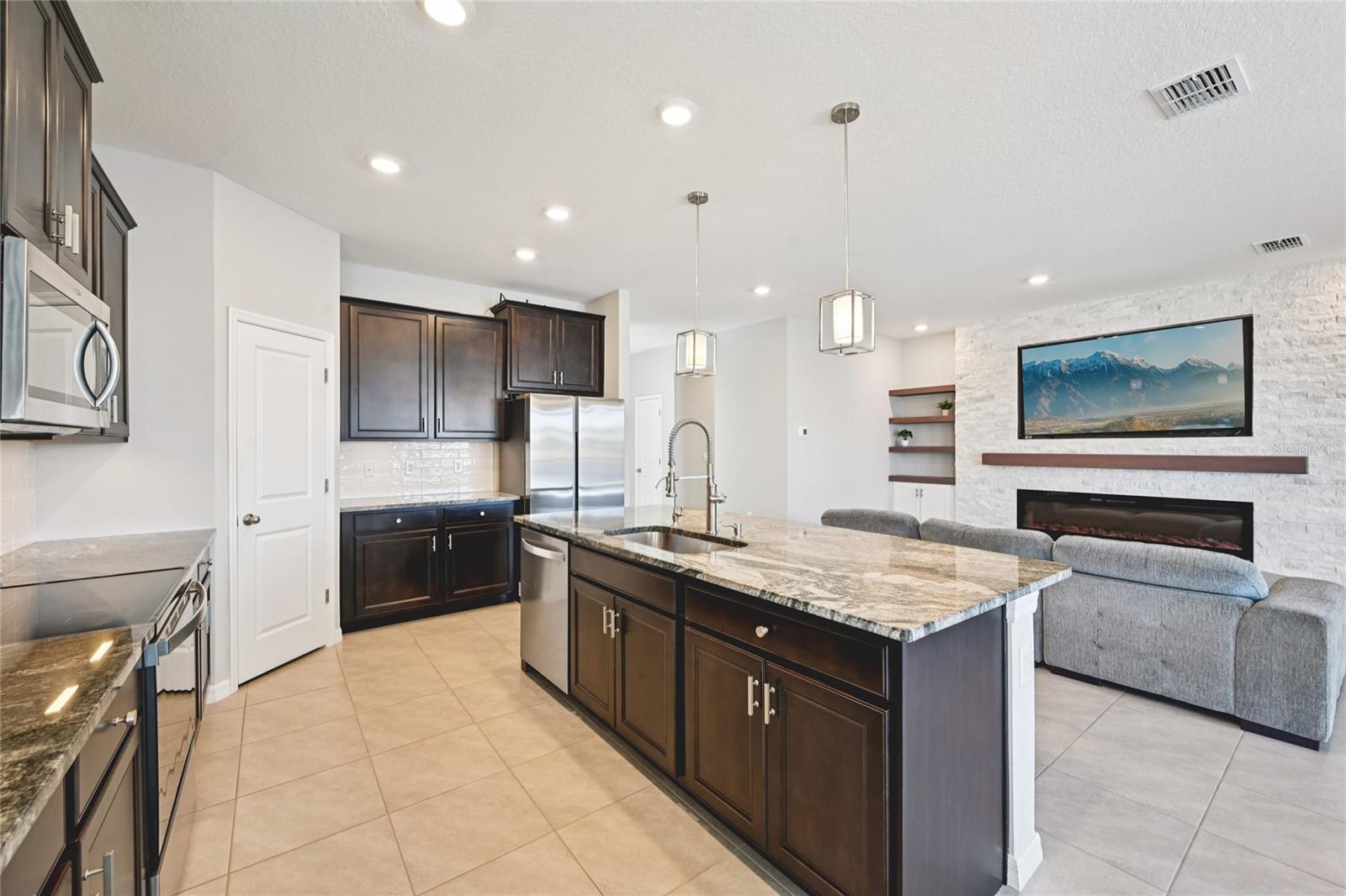 BELLA LAGO - Residential