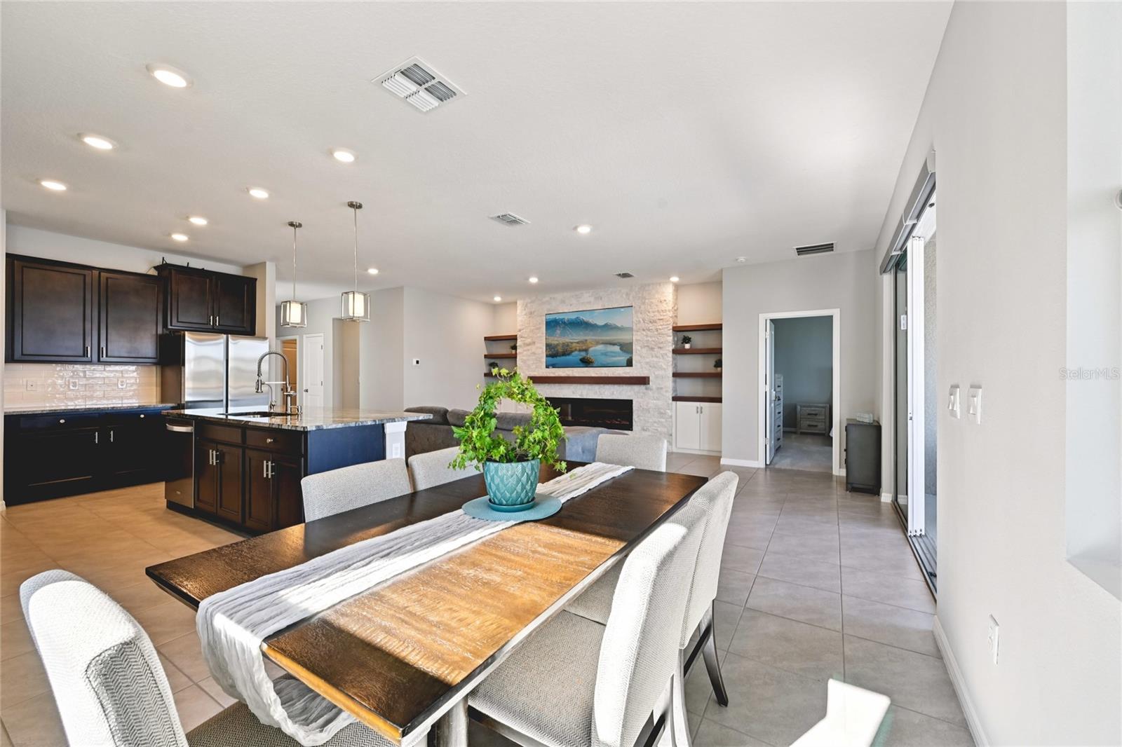 BELLA LAGO - Residential