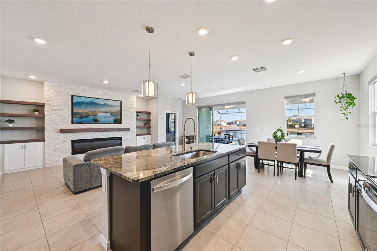 BELLA LAGO - Residential