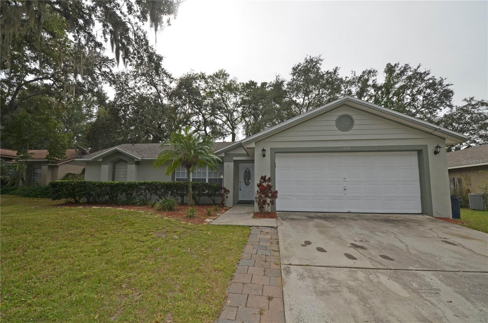 This beautiful 3-bedroom 2-bathroom home in Apopka! This spacious home features a split floor plan with the master bedroom on one side and the remaining bedrooms on the other. Enjoy the open floor plan with a kitchen/family room/dining combo. Large, fenced backyard and a cozy lanai.