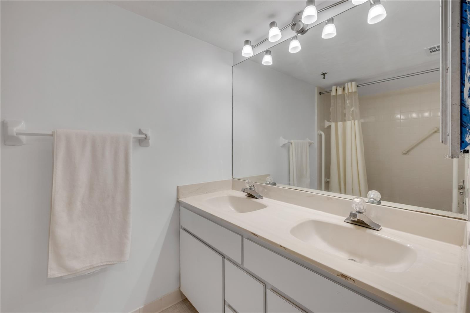 CLUB OCEANIA CONDO PH 01 & 02 - Residential