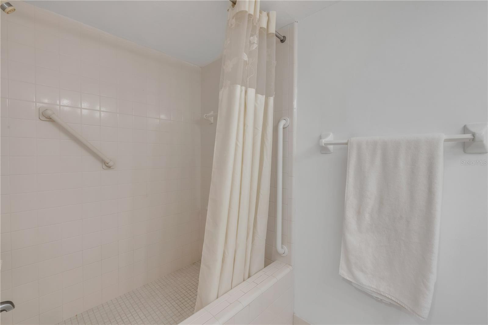 CLUB OCEANIA CONDO PH 01 & 02 - Residential