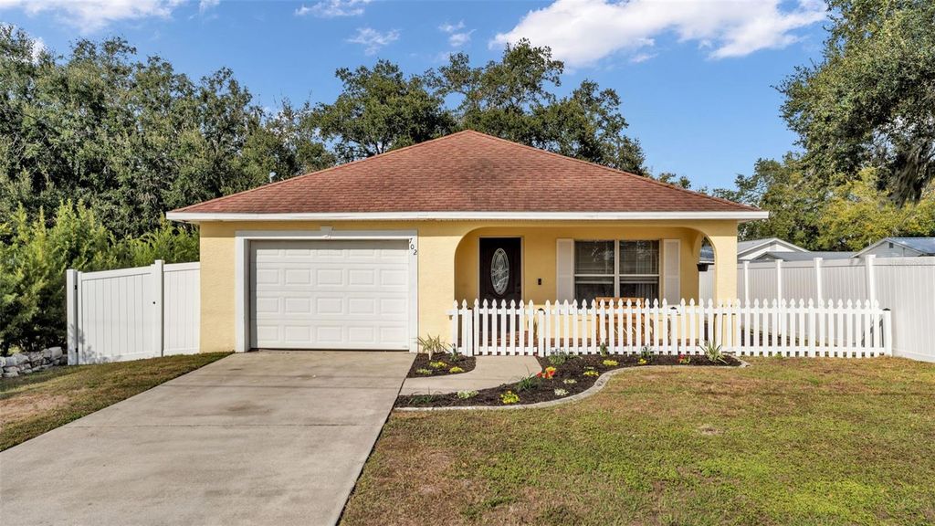 Photo of 702 Lemon Avenue, Dundee, FL 33838 (MLS # L4957906)