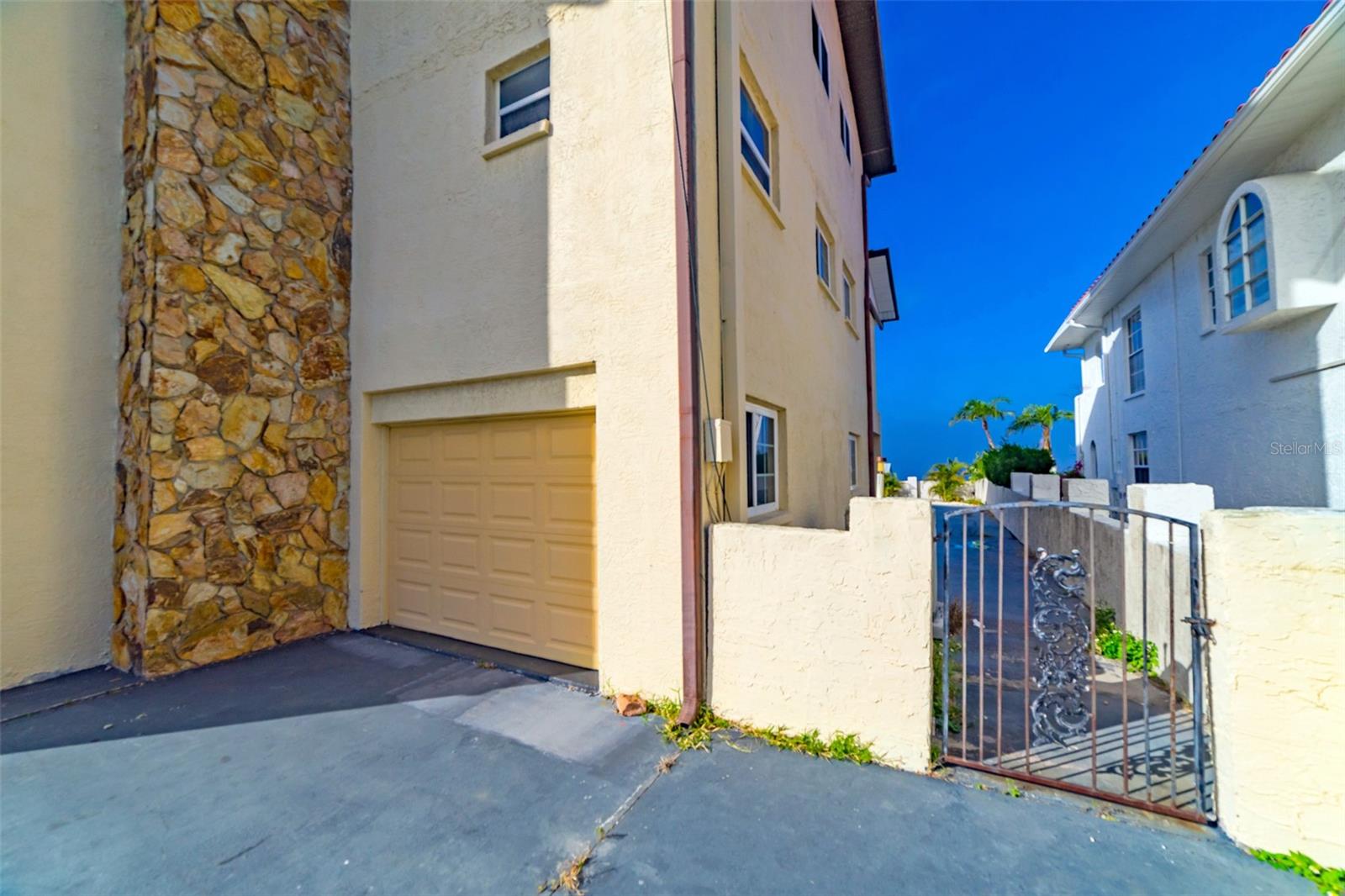 FLOR A MAR - Residential Lease