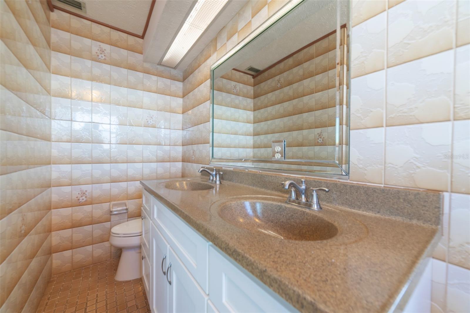 FLOR A MAR - Residential Lease