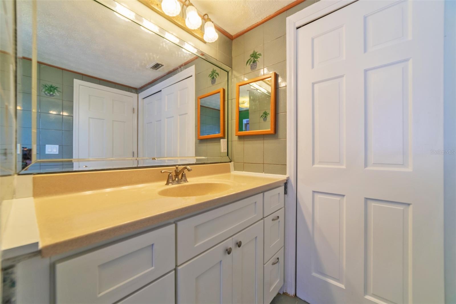 FLOR A MAR - Residential Lease