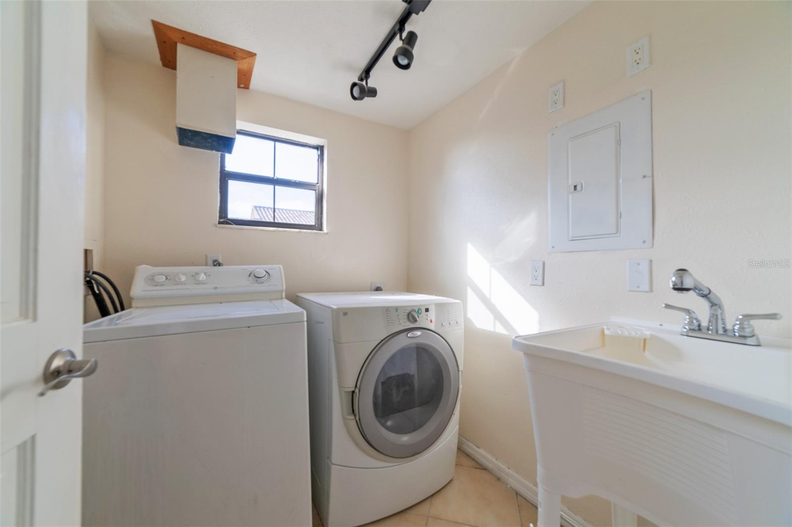 FLOR A MAR - Residential Lease