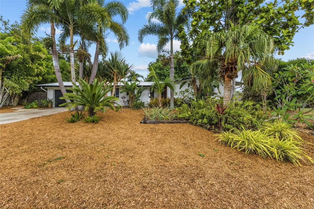 Photo of 2605 Botany Avenue, Sarasota, FL 34239 (MLS # A4696274)