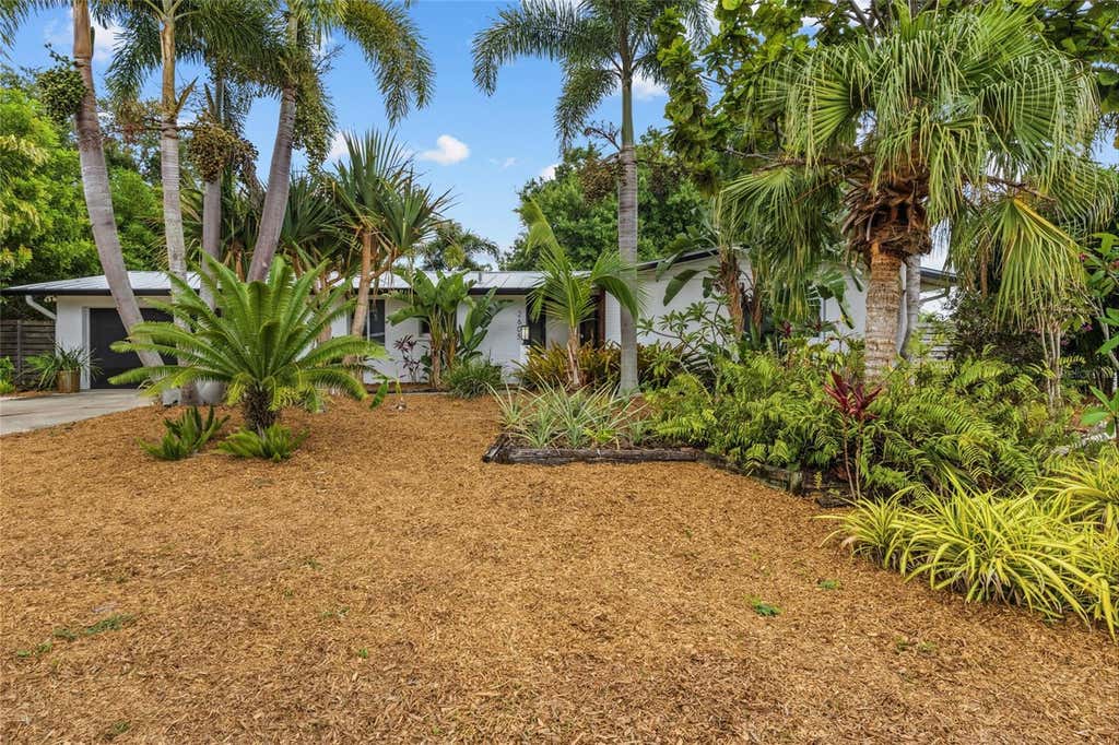Photo of 2605 Botany Avenue, Sarasota, FL 34239 (MLS # A4696274)