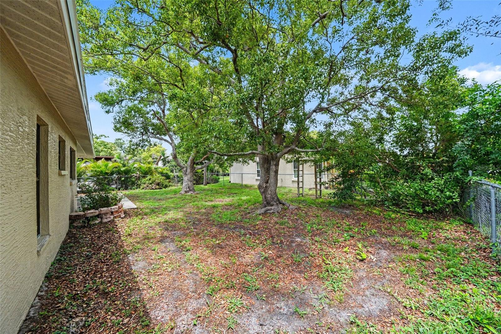 EXECUTIVE WOODS - Residential