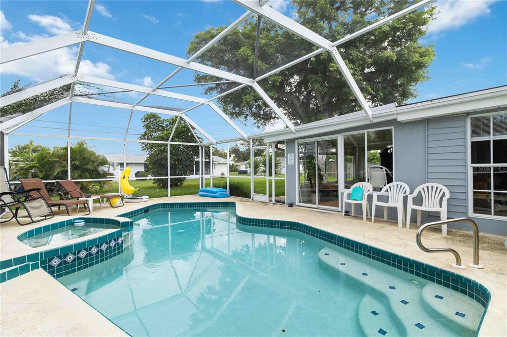 Photo of 134 Paddington Road, Venice, FL 34293 (MLS # A4664341)