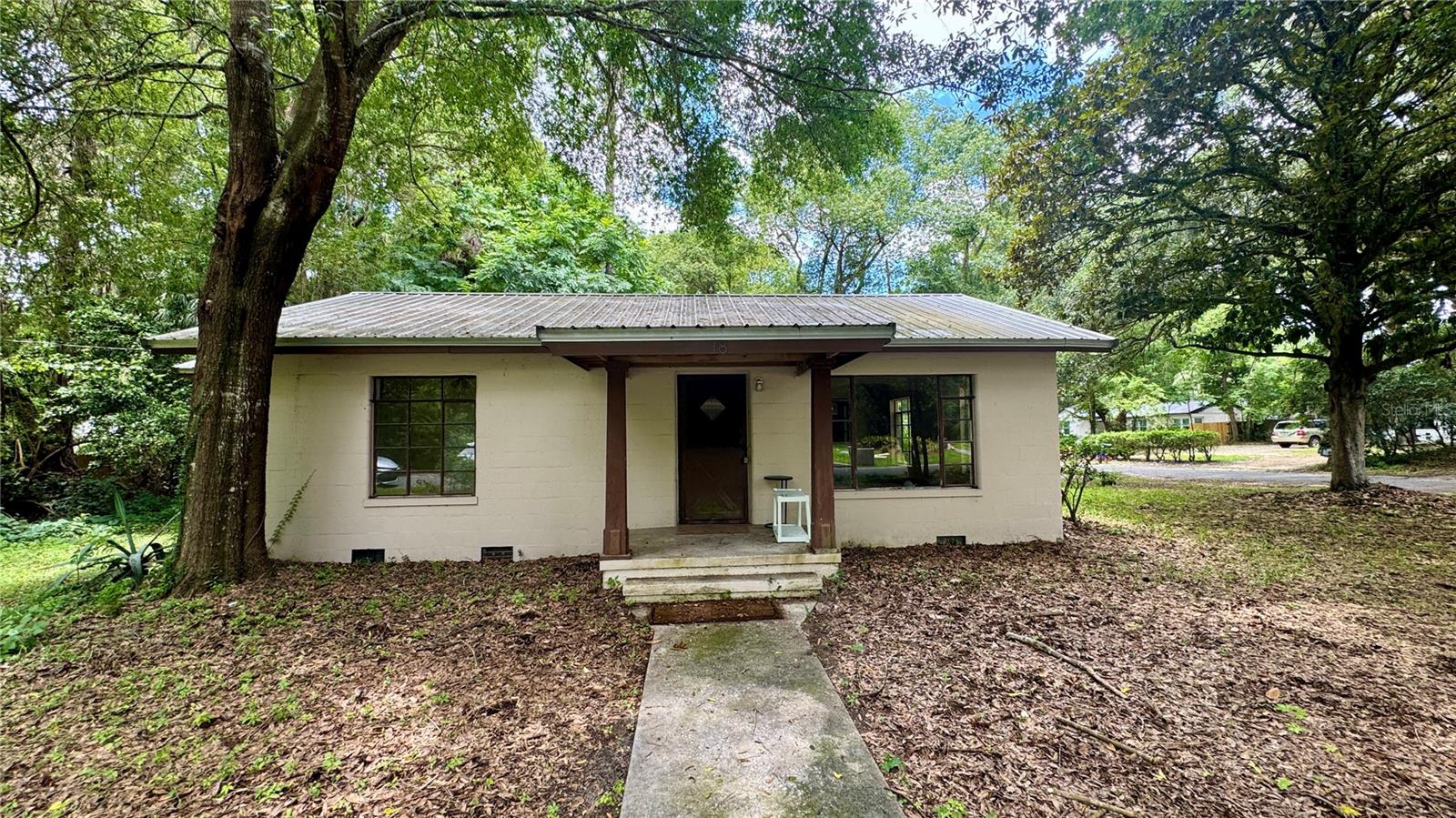 Gorgeous hardwood floors and large windows make this home very inviting. 3 Bedrooms and one bath with a spacious living room and dining room. One car garage in addition to designated parking in side yard. Washer and Dryer provided but not warranted.
Tenant responsible for lawn. AVAILABLE NOW.