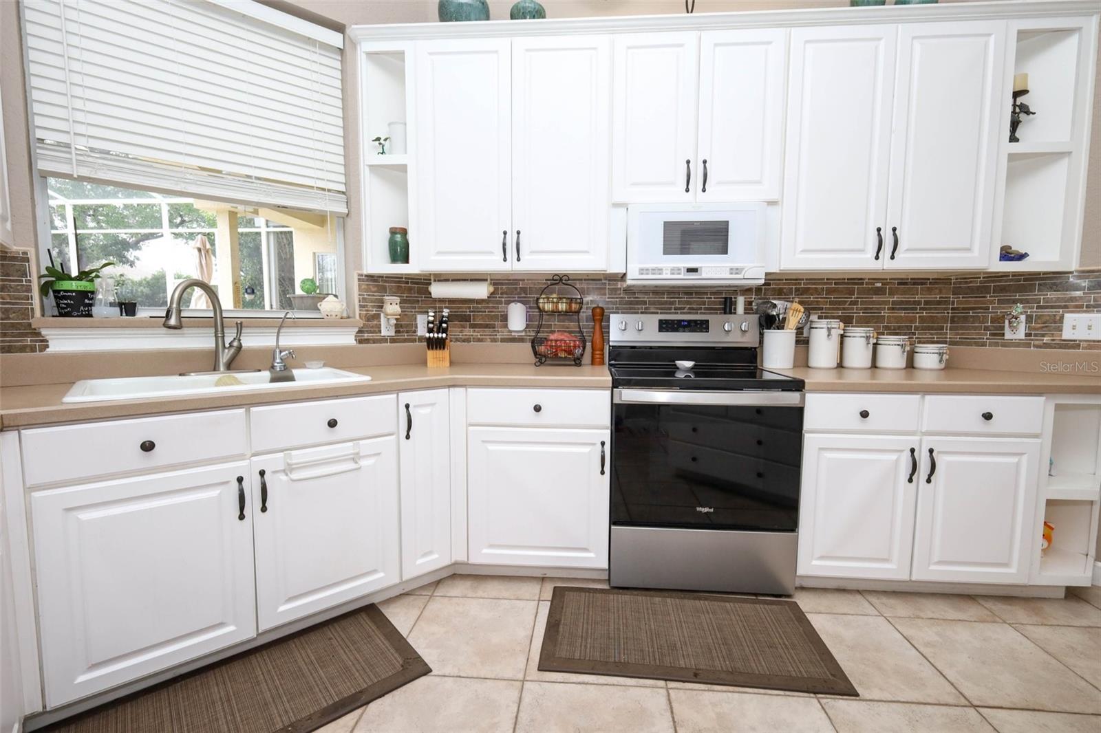 ESTATES AT ALOMA WOODS PH 1 - Residential