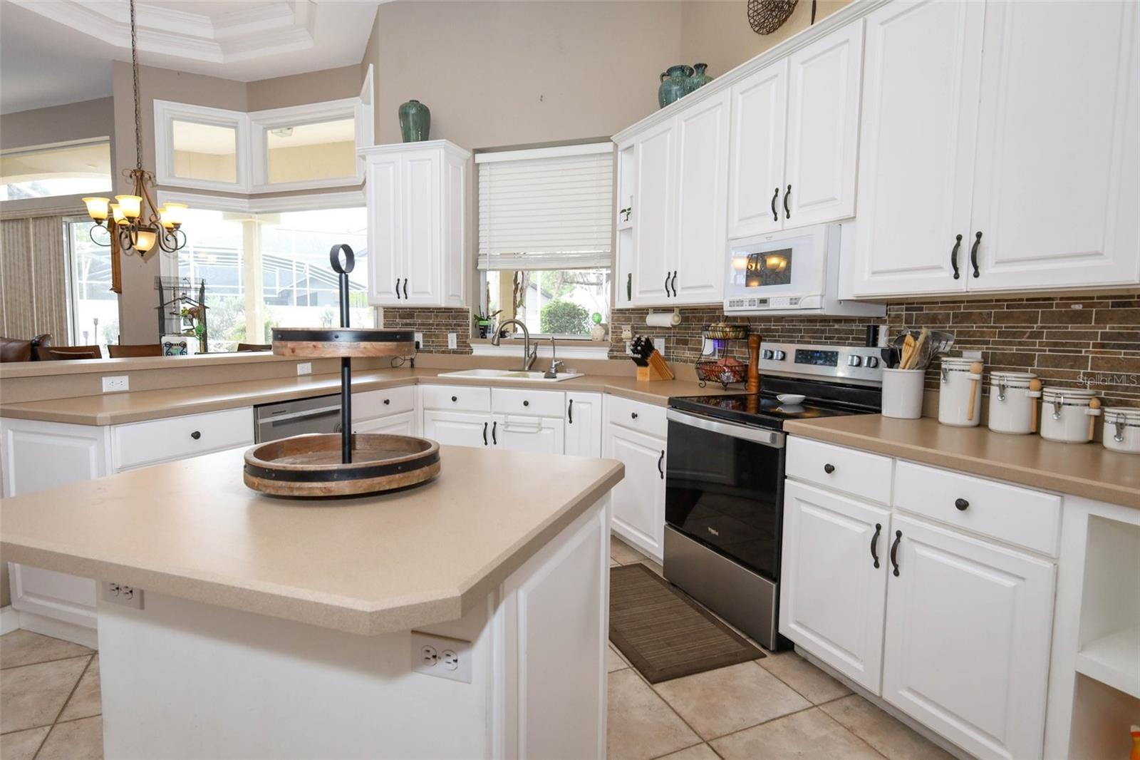 ESTATES AT ALOMA WOODS PH 1 - Residential