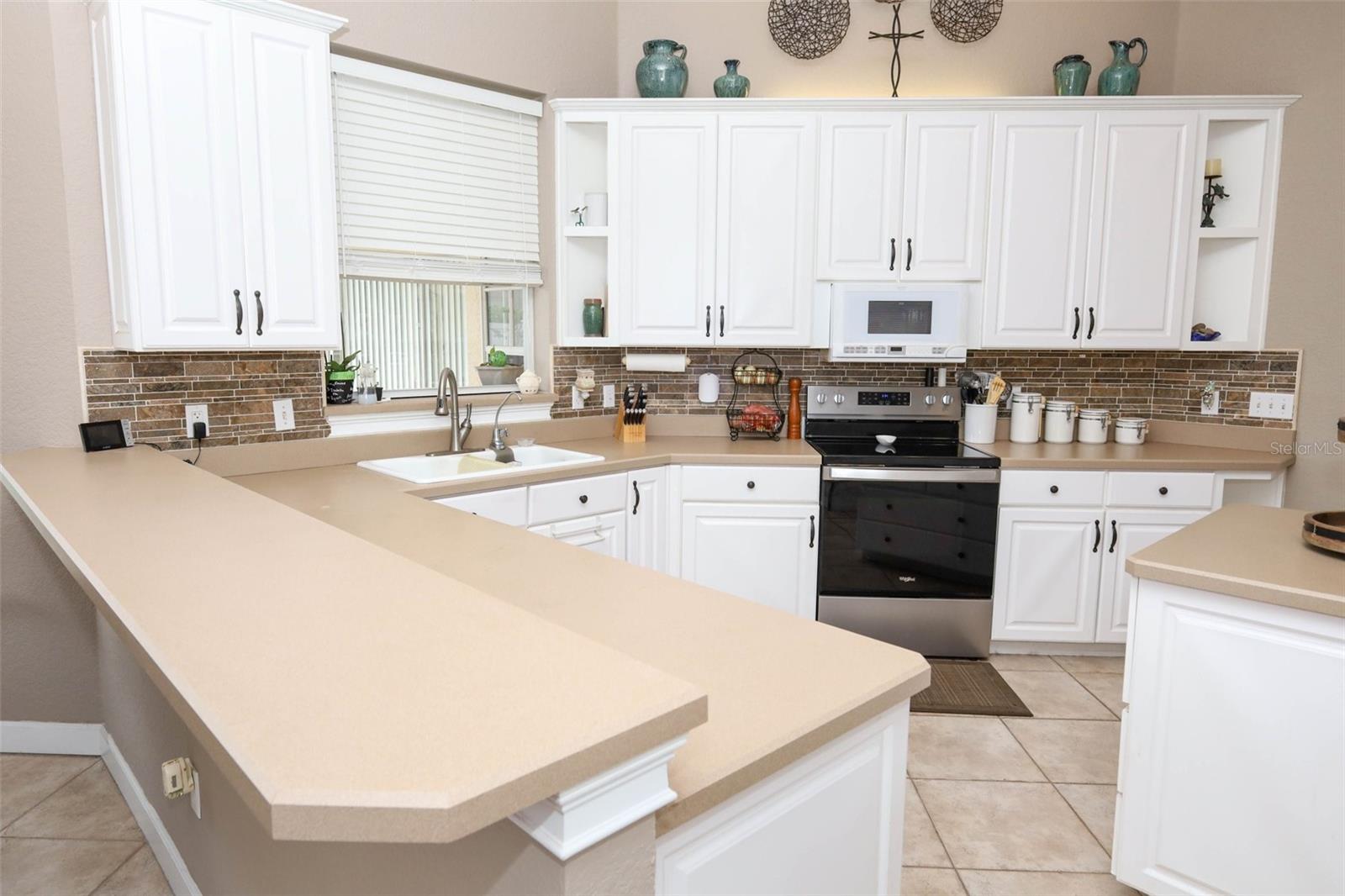 ESTATES AT ALOMA WOODS PH 1 - Residential