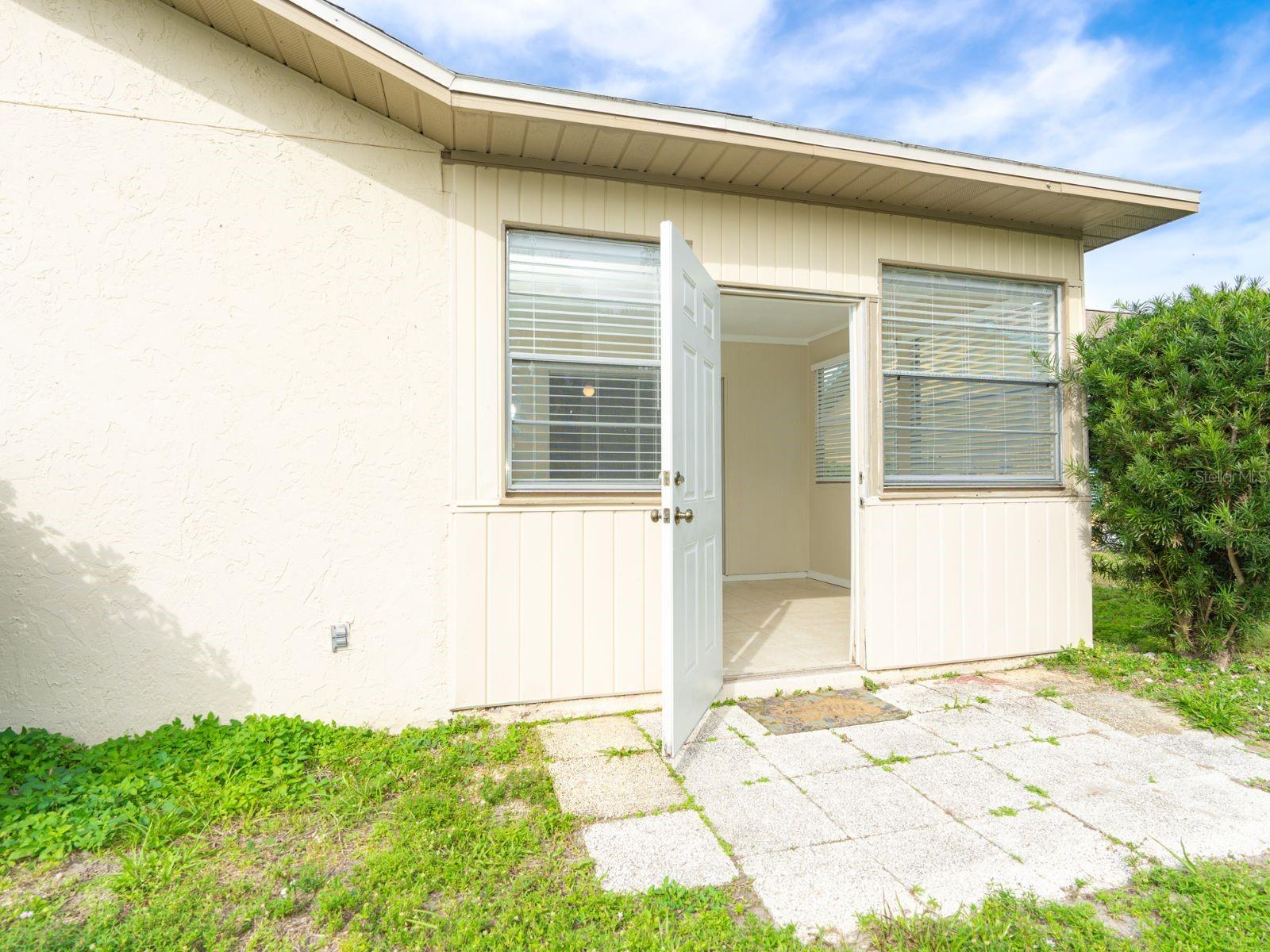 VENICE GARDENS - Residential Lease