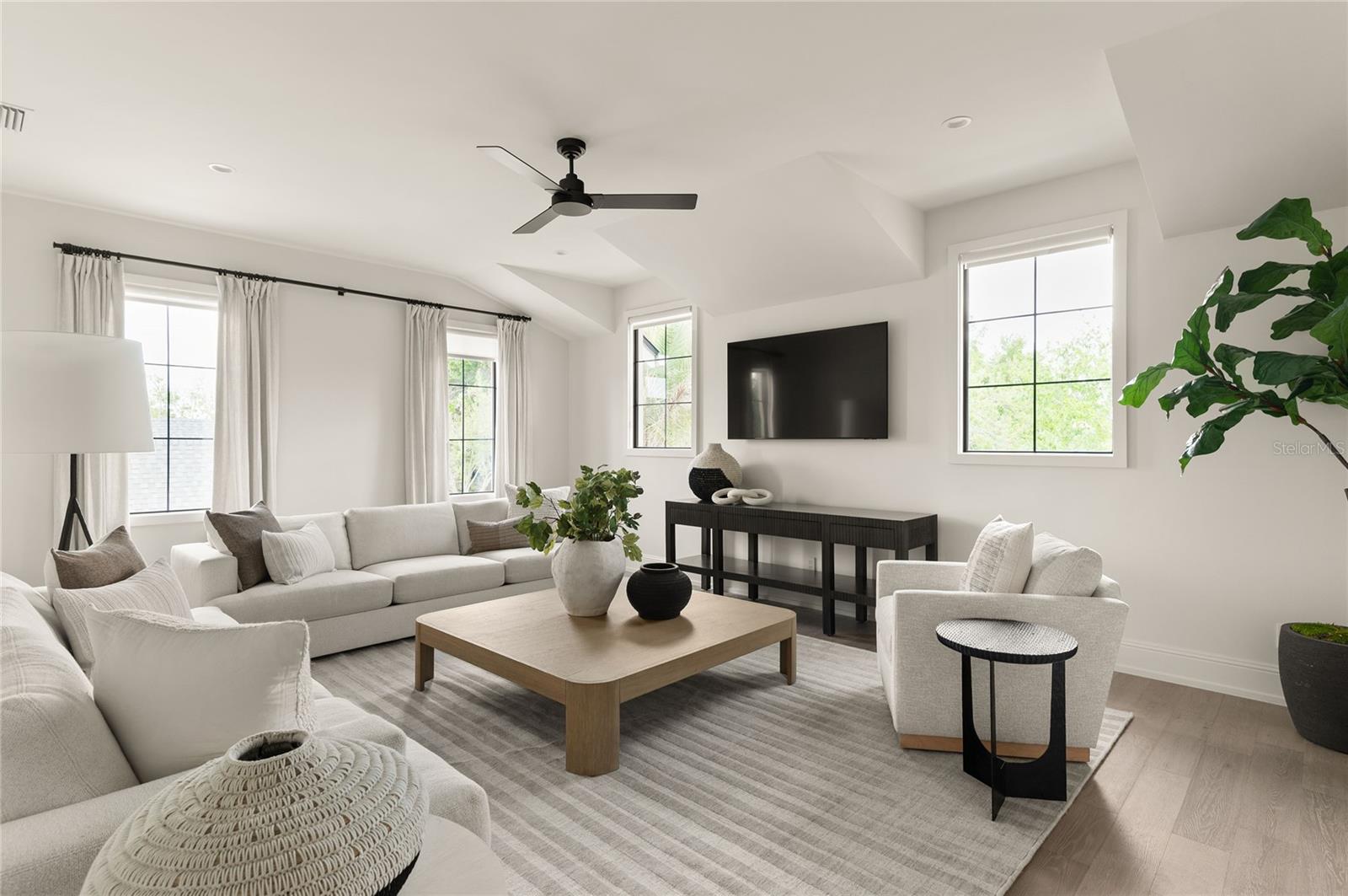 BEVERLY SHORES - Residential