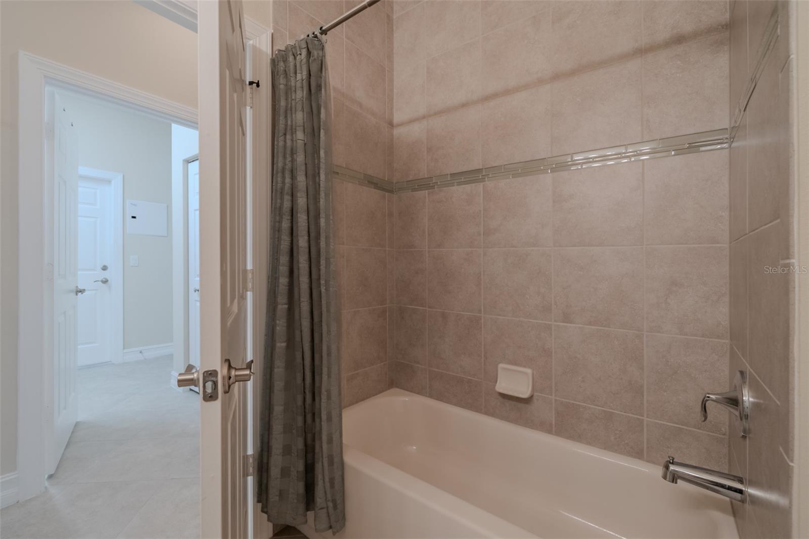 VALENCIA LAKES TR J PH 1 - Residential