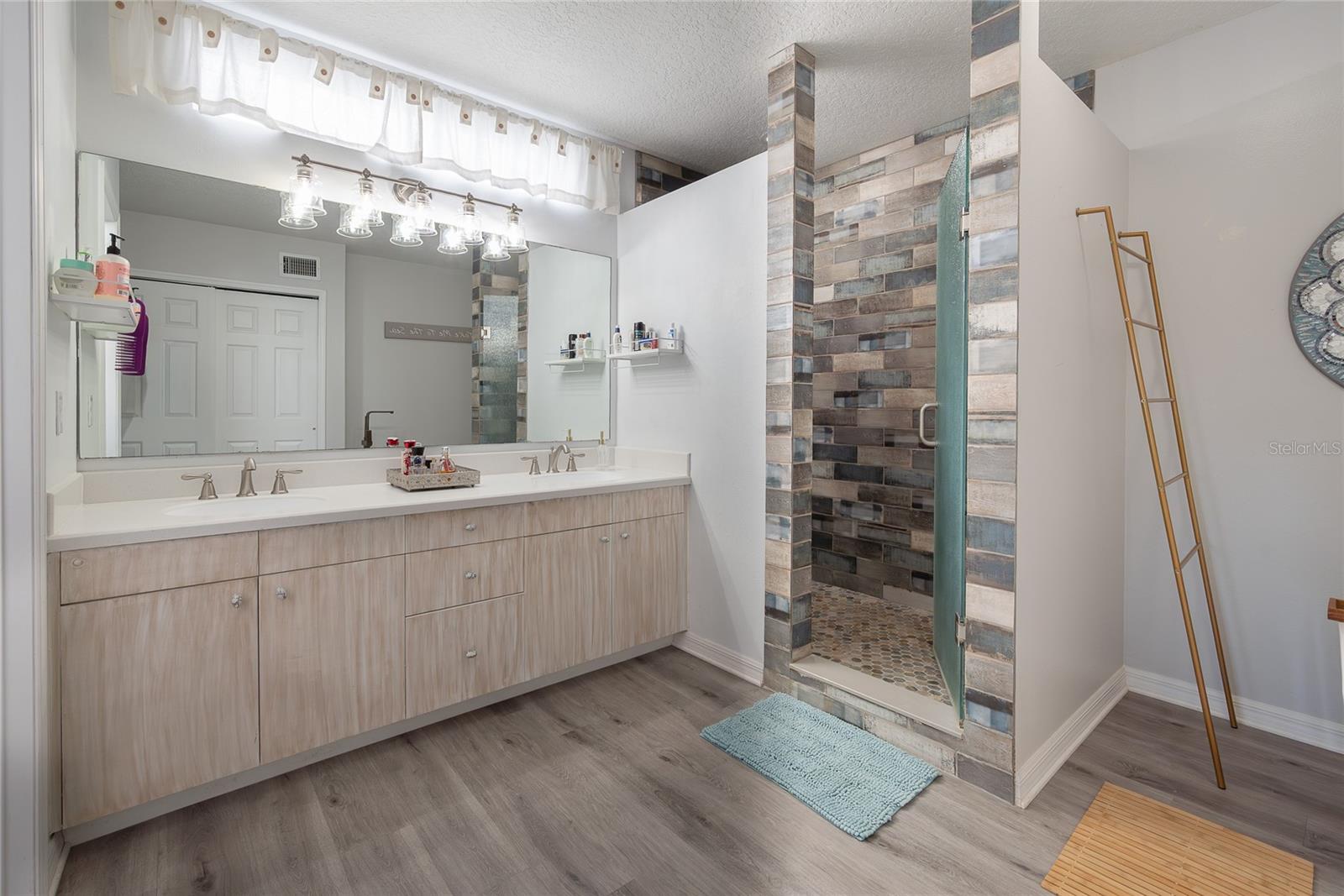 RIVER OAKS - Residential