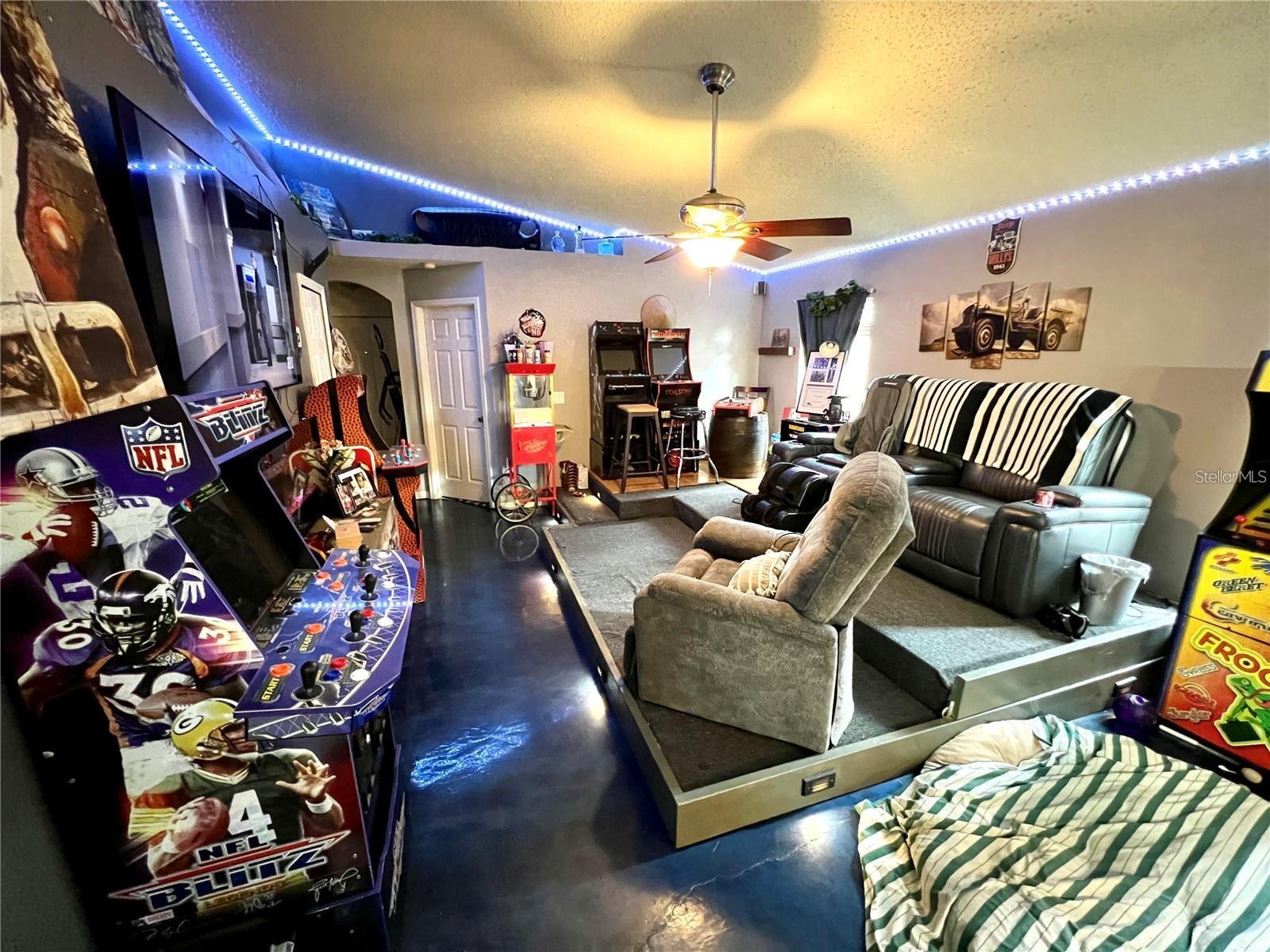ISLANDS CURRY FORD - Residential