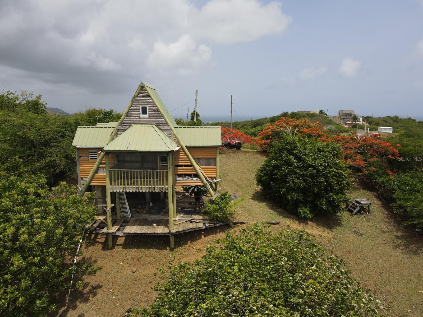 Wooden cabin located on a breezy hill in Vieques. It need repairs. Less than ten minutes drive from the port. Cash only.