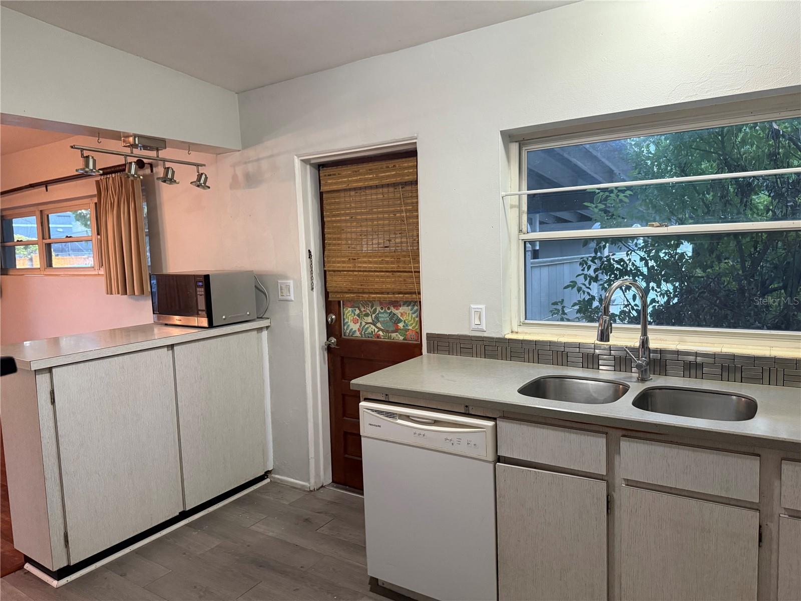 WATERFRONT ESTATES 1ST ADD - Residential Lease