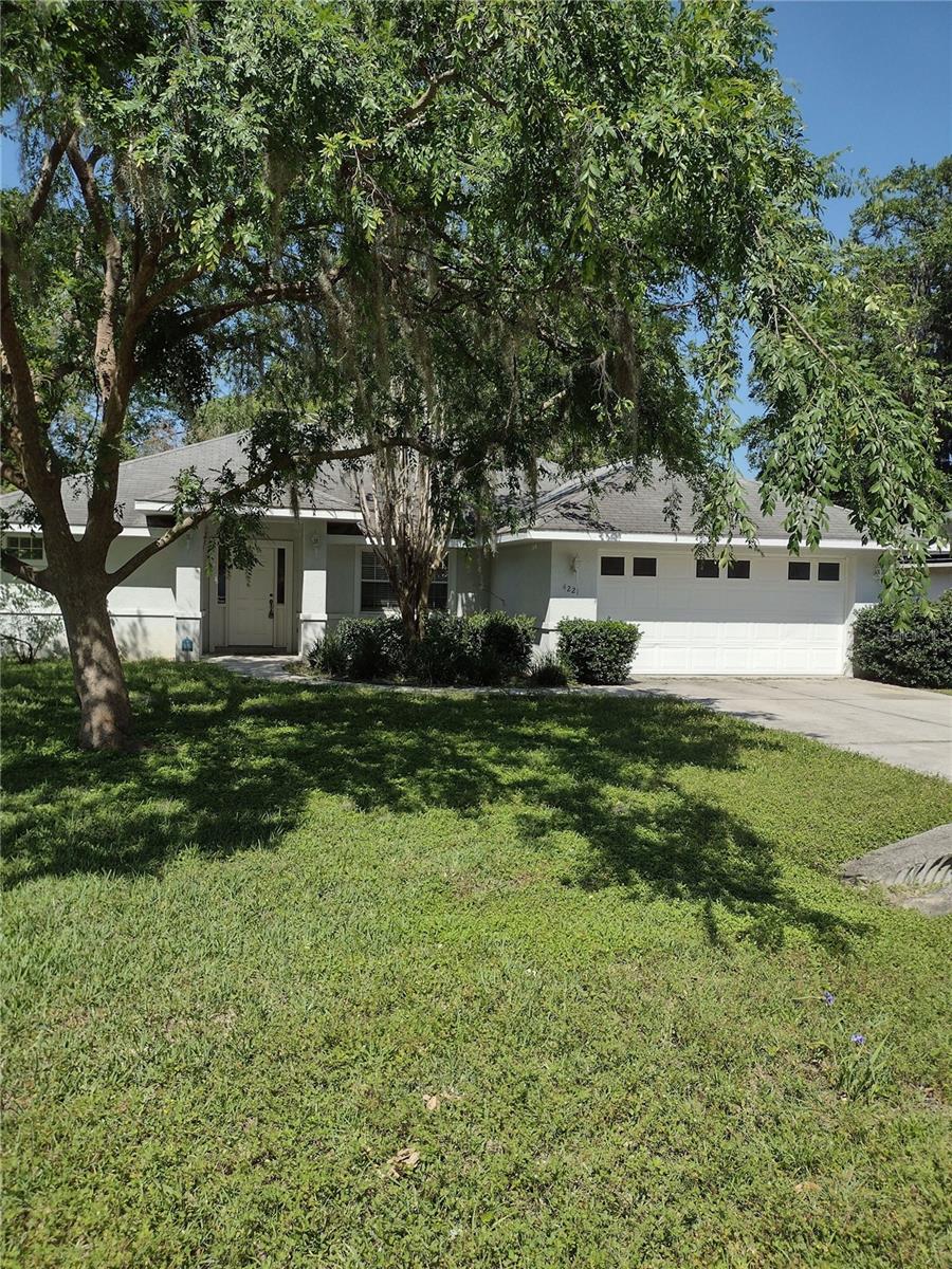 Welcome to Countryside Estates in Ocala, FL! This charming 3-bedroom, 2-bathroom home offers the convenience of inside laundry, perfect for busy individuals or families. Enjoy the spacious sunroom, a bright and airy space where you can unwind and appreciate the beautiful Florida weather. Non-Refundable fees are as follows: application fee for each adult, lease administrative fee, and pet fee and rent if applicable.