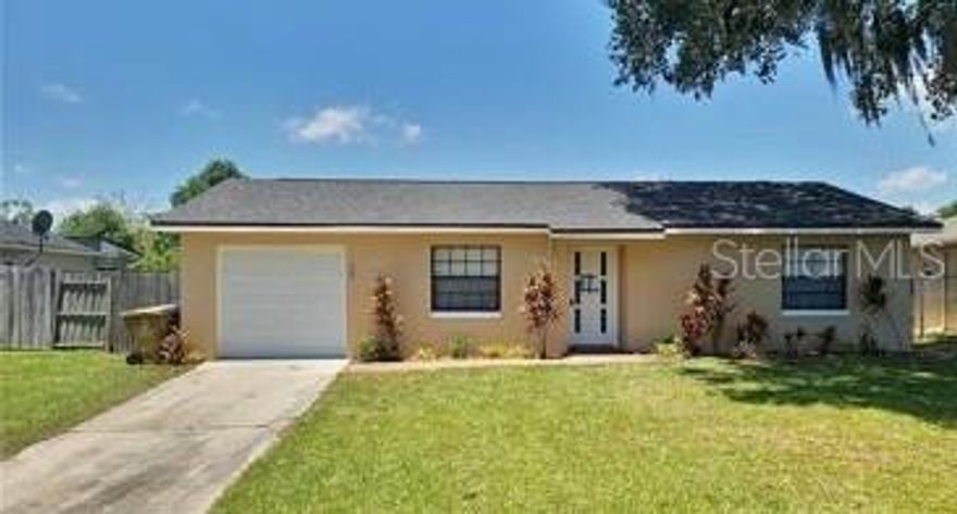 Beautiful single-family home featuring 2 bedrooms, 2 bathrooms, and a spacious fenced backyard with private pool. Conveniently located near shopping, restaurants, schools, and major highways. Enjoy comfortable living with ample outdoor space perfect for relaxing or entertaining. Schedule your private showing today!
Tenant shall maintain the lawn and landscaping, including regular mowing and care of both front and back yard areas.
All applicants 18+ must complete online application and screening through RentSpree. Credit, background, eviction and income verification required. Application link available upon request or attached in listing.