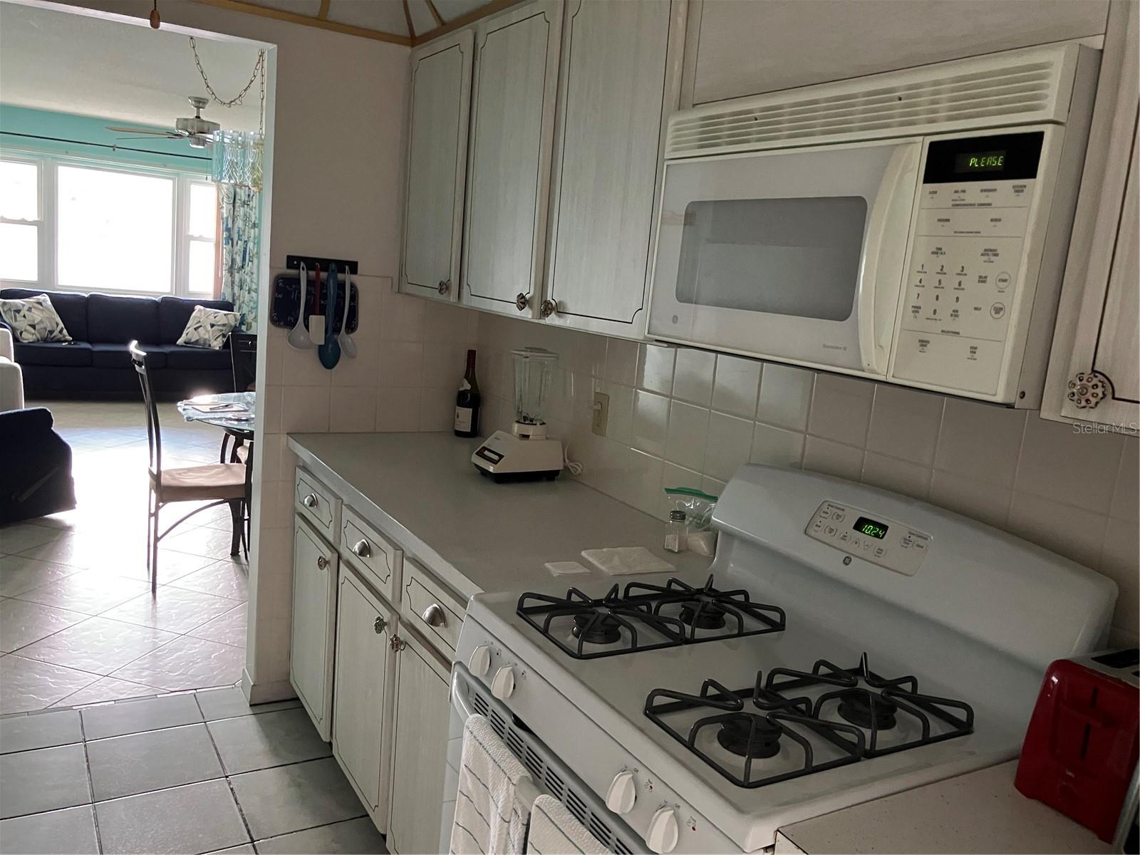 PARADISE SHORES - Residential Lease