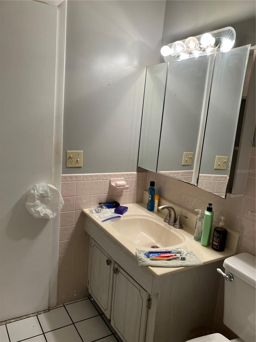 PARADISE SHORES - Residential Lease