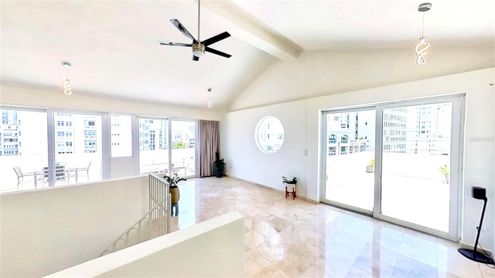 CONDOMINIO 1800 MCLEARY - Residential