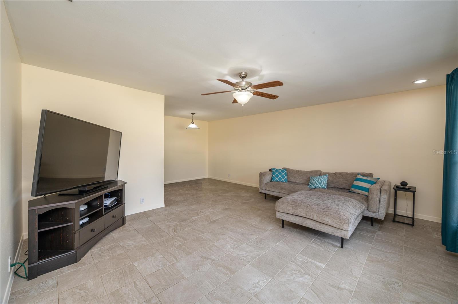 ELOISE WOODS LAKE MARIAM UNIT - Residential