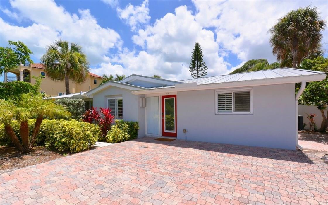 Unavailable through 2025 at this point. Modern updated St Armand's pool home attends to every detail to achieve a wonderfully relaxing vacation. Just a short walk to restaurants & shopping on famous St. Armand's circle, this home has it all! Whether you are poolside, strolling the Circle, or playing on nearby Lido beach, you won't be disappointed.
Despite the appearance from curbside, this home is deceivingly sprawling at over 2,700 s.f. with 4 bedrooms plus den and bonus room. This delightful home comfortably sleeps (11). The master and 3 guest bedrooms sleep (2). Split plan home with 2 bedrooms each side of home for privacy. The master has a connected den with a sofa bed that sleeps (2) and the bonus room, with entry from the pool deck has futon that sleeps (1). Retire to upscale new beds that will insure a blissful sleep to start the new day. The lovely master en suite plus two more full baths to service the other guest rooms. Enclosed outdoor shower for rinsing off sand from a day at the beach or for jumping into the pool. Backyard is fenced for privacy surrounding the large heated pool. Solar lighting along the pathways for evenings plus LED pool light. Plenty of table space for dining with interior table for (8) plus (2) bar stools and exterior under cover table seating extends to seat (8) plus 2 seat patio table. All the essentials for a well stocked kitchen with everything you will need for staying home in peace. 70 TV in Living Room, 50 TV in Master, Den, and (2) Guest Bedrooms, 55 TV on, covered patio plus a TV the bonus room.
City of Sarasota Certificate VR22-00090