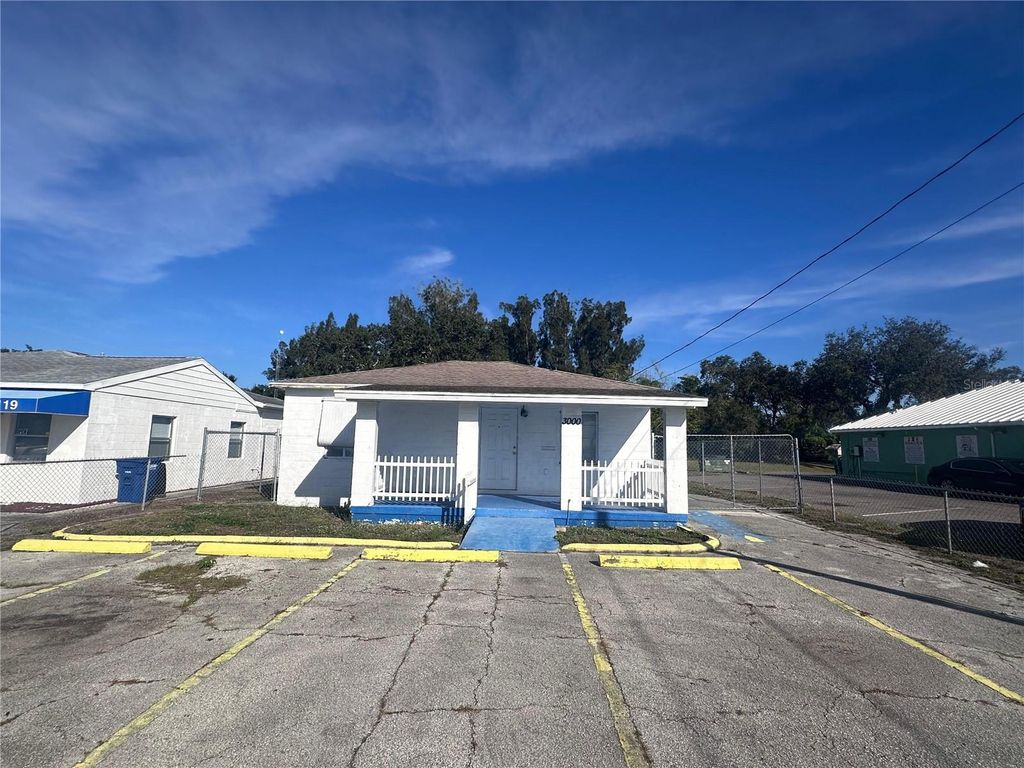 Photo of 3000 Kenilworth Boulevard, Sebring, FL 33870 (MLS # L4958782)